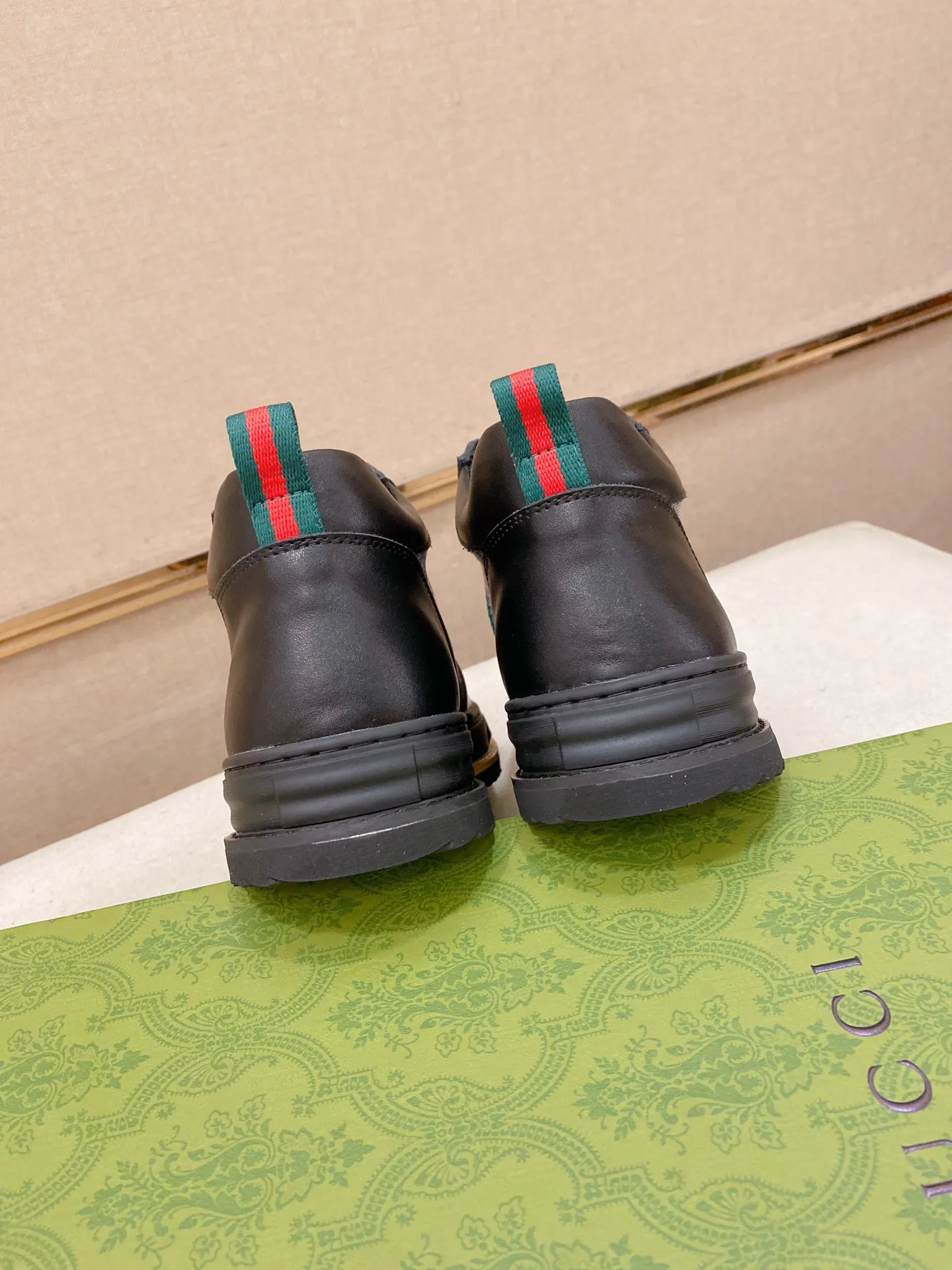 Men's shoes 💰 440 💰 High-quality new high-top GUCCI counters are on the market at the same time. The new men's shoes, 😘fabrics are selected imported cowhide, lining: sheepskin lining. 👍🏿 High-end ☄️ air-cushion molded anti-slip rubber outsole, exquisite lines, simple and elegant, comfortable and high-end for leisure travel. Code number: 38 to 44 (45 can be customized and cannot be returned or exchanged)